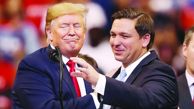 Ông Donald Trump và ông Ron DeSantis trong một cuộc họp của đảng Cộng hòa. Ảnh: FOX NEWS