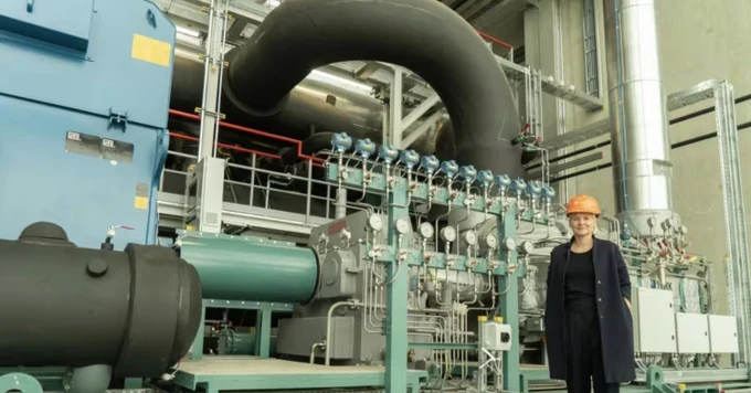 Linda Kirchberger, Giám đốc điều hành Wien Energie bên trong nhà máy. Ảnh: CHANNEL NEWS ASIA
