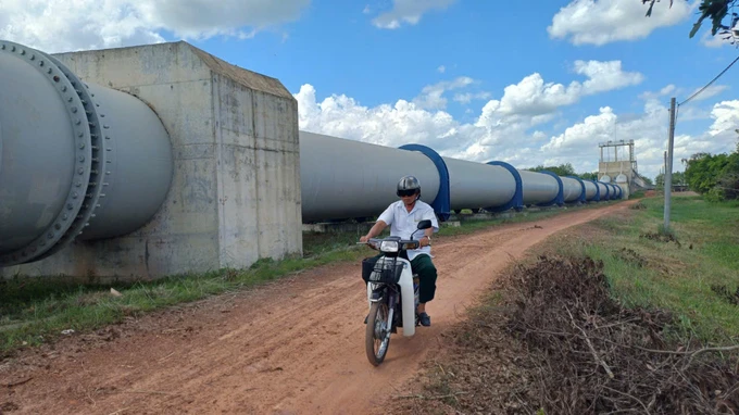 Đường ống dẫn nước tưới tiêu phía Tây sông Vàm Cỏ Đông đưa nước từ hồ Dầu Tiếng về vùng biên giới Châu Thành, Bến Cầu.jpg