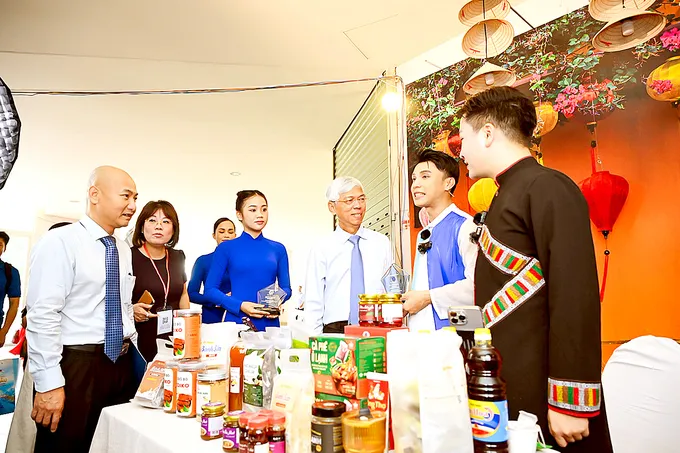 Phó Chủ tịch UBND TPHCM Võ Văn Hoan trao đổi với các bạn trẻ tại phiên livestream bán hàng, trưa 26-9. Ảnh: HÂN GIA !1b.jpg