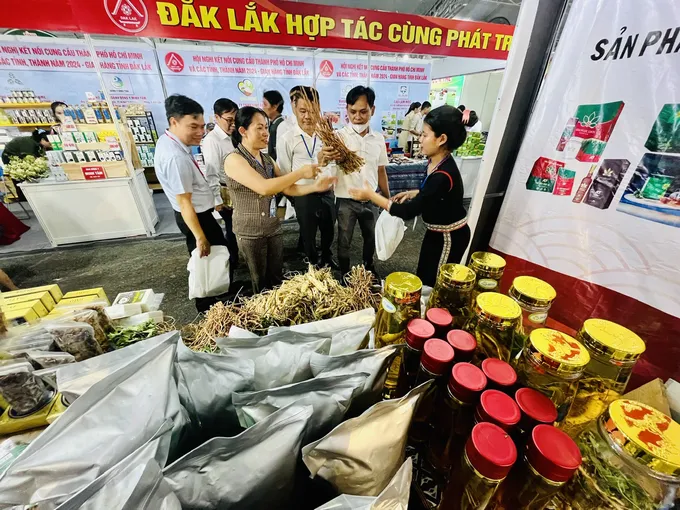 Khách hàng chọn mua các loại sâm tại gian hàng của tỉnh Kon Tum, trưa 26-9. Ảnh: THI HỒNG !5c.jpg