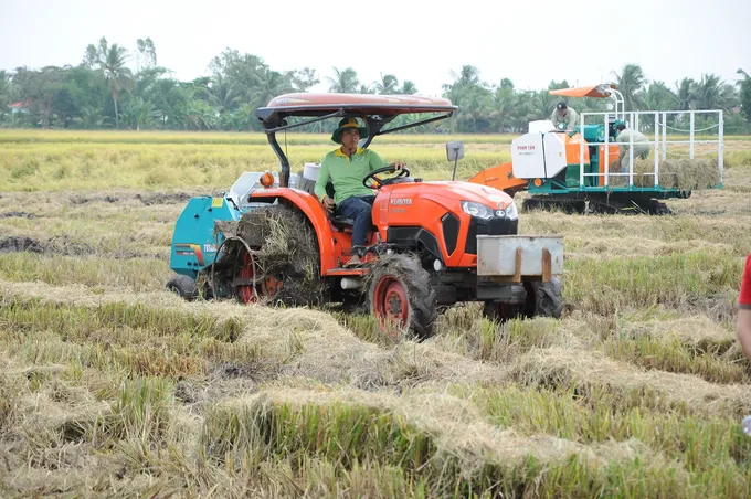 Máy cuộn rơm được xem là giải pháp hữu hiệu để loại bỏ tình trạng nông dân đốt rơm trên đồng sau khi thu hoạch lúa.jpg
