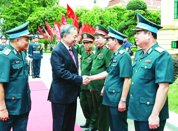 Chủ tịch nước Tô Lâm với lãnh đạo Quân chủng Phòng không - Không quân. Ảnh: TTXVN