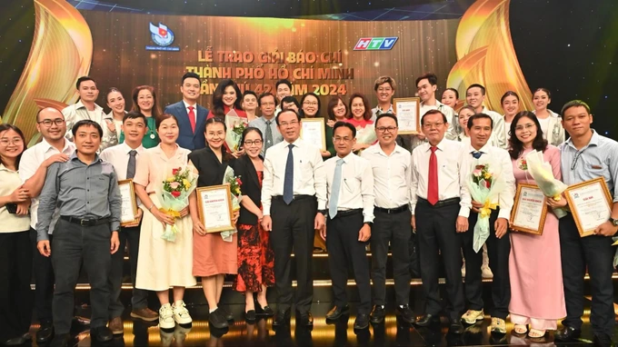 Bí thư Thành ủy TPHCM Nguyễn Văn Nên cùng các tác giả Báo SGGP đoạt giải Báo chí TPHCM lần thứ 42 năm 2024. Ảnh: VIỆT DŨNG