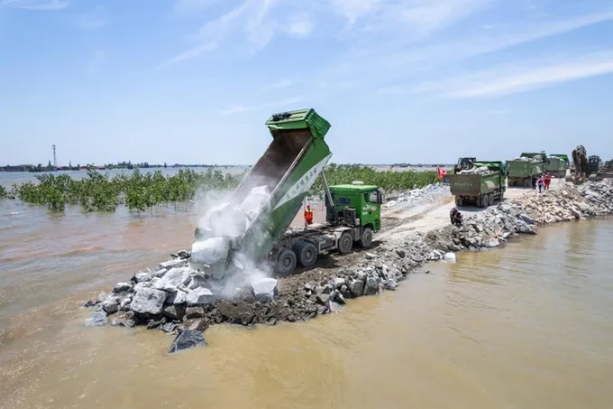 Lực lượng cứu hộ đắp lại đê ở hồ Động Đình, tỉnh Hồ Nam, miền Trung Trung Quốc