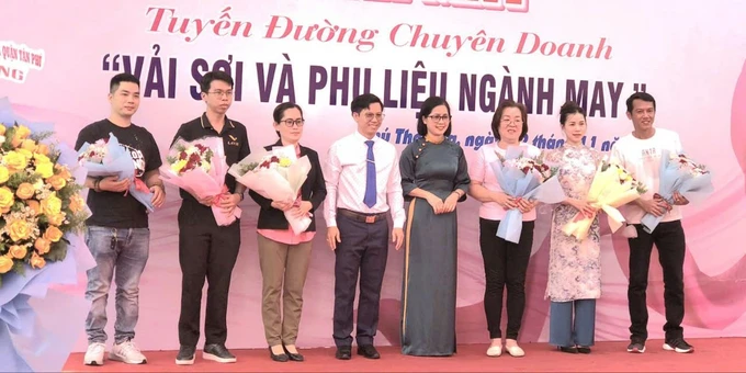 Lãnh đạo quận Tân Phú chúc mừng các doanh nghiệp tham gia đường vải Phú Thọ Hoà