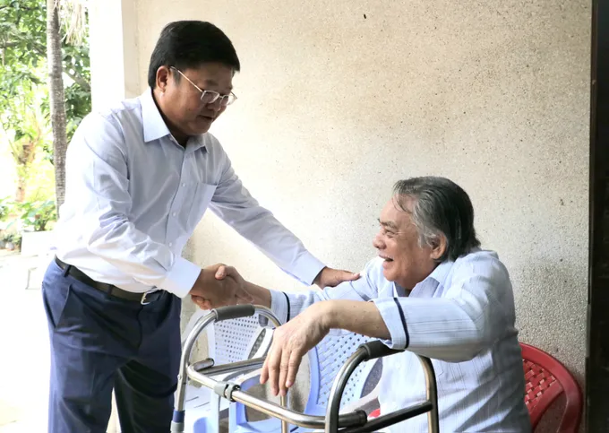Giám đốc Sở LĐTB-XH Lê Văn Thinh thăm, động viên nghệ sĩ đang được chăm sóc tại Trung tâm Dưỡng lão Thị Nghè z5219051091508-4415001eed8d2d1275f6baa8f081ffce-8989.jpg
