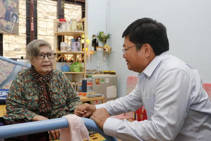 Ông Lê Văn Thinh thăm, động viên NSƯT Diệu Hiền z5219051092206-f5b49038fba064d15bf1c2d270133e26-7808.jpg