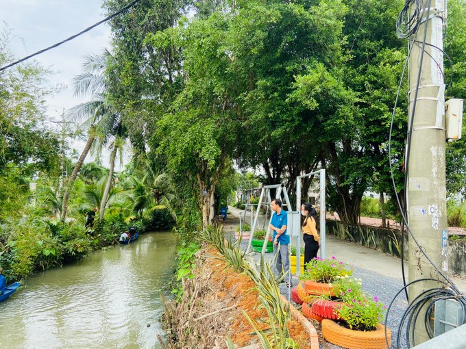 Người dân dọn rác tại tuyến đường Phạm Thị Trâm thuộc ấp 8, xã Bình Mỹ, huyện Củ Chi.jpg?w=1130