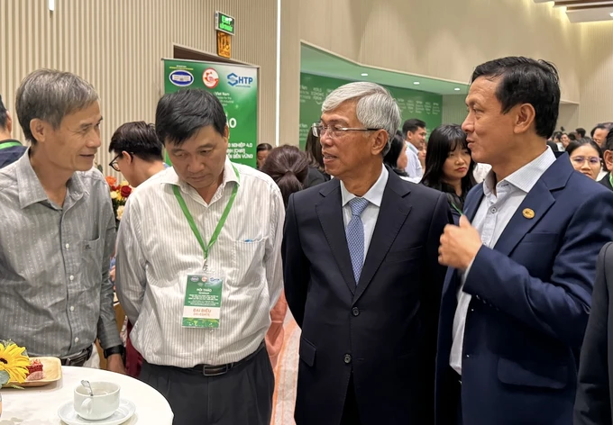 Vice Chairman of Ho Chi Minh City People's Committee Vo Van Hoan discussed with delegates on the sidelines of the conference. Photo: BA TAN