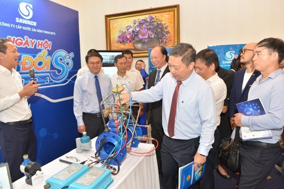 Vice Chairman of the HCMC People’s Committee Duong Anh Duc visits a display booth at the expo. (Photo: SGGP)