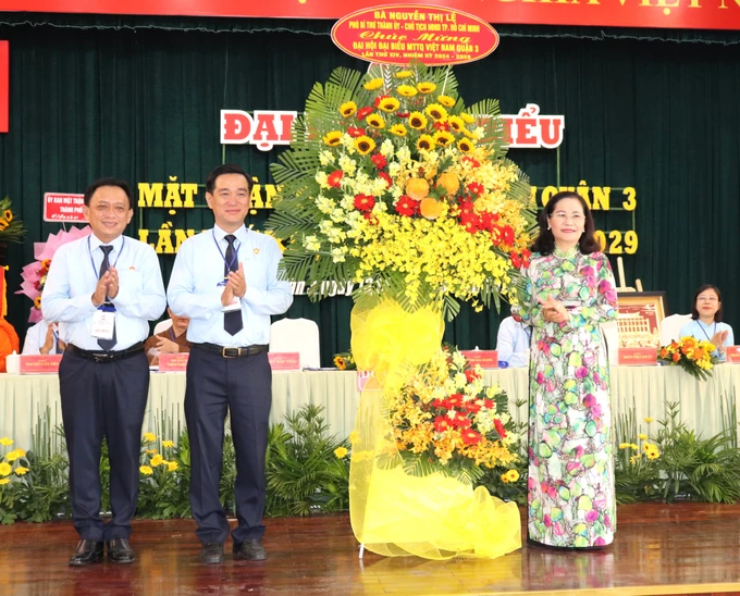 Đồng chí Nguyễn Thị Lệ, Phó Bí thư Thành ủy, Chủ tịch HĐND TPHCM, tặng hoa chúc mừng Đại hội MTTQ Việt Nam quận 3 lần thứ XIV