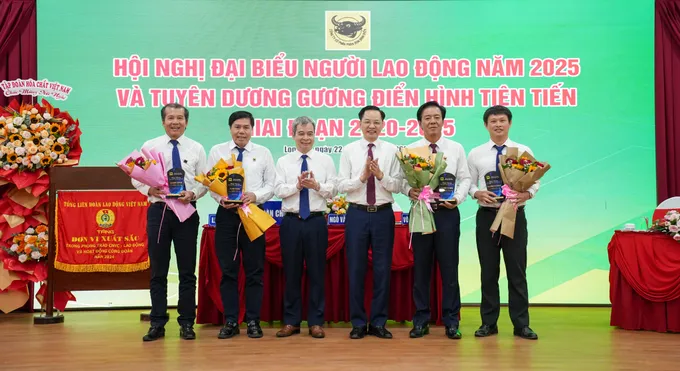 Lãnh đạo Tập đoàn Hoá chất Việt Nam khen thưởng Ban điều hành Công ty CPPB kèo nhà cái keotop.