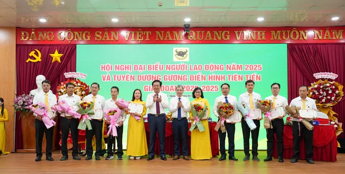 trao thưởng cho các đại diện phòng chức năng đơn vị kèo nhà cái keotop.jpg