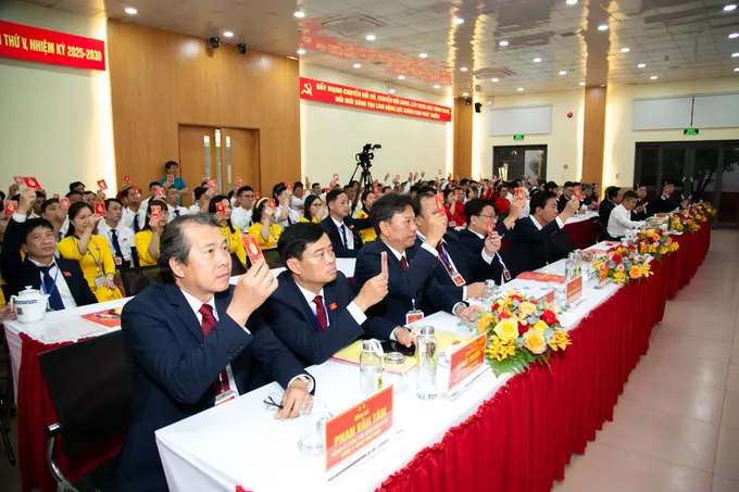 Các đại biểu tham gia biểu quyết tại đại hội. 489A5590.jpeg