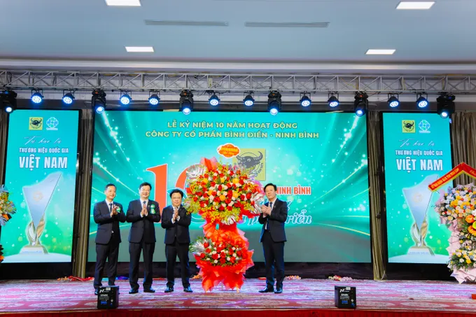 Ông Ngô Văn Đông - Chủ tịch HĐQT Công ty - tặng hoa ghi nhận những thành tích mà Công ty CP Bình Điền Ninh Bình đạt được.