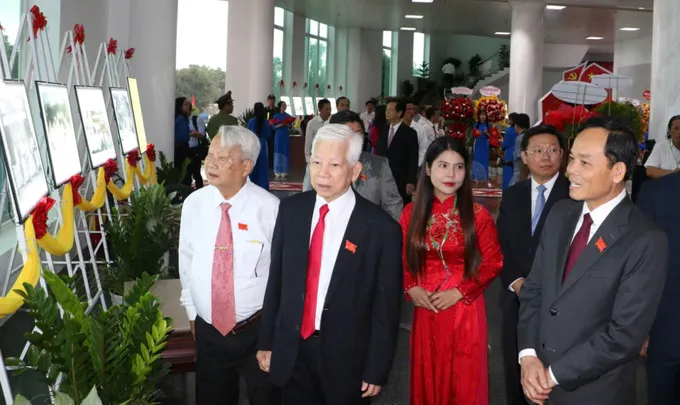 Nguyên Chủ tịch nước Nguyễn Minh Triết và Bí thư Thành ủy TPHCM Trần Lưu Quang tham quan không gian trưng bày tại đại hội. Ảnh: TẤN THÁI 0245d2a9dc8b51d5089a.jpg