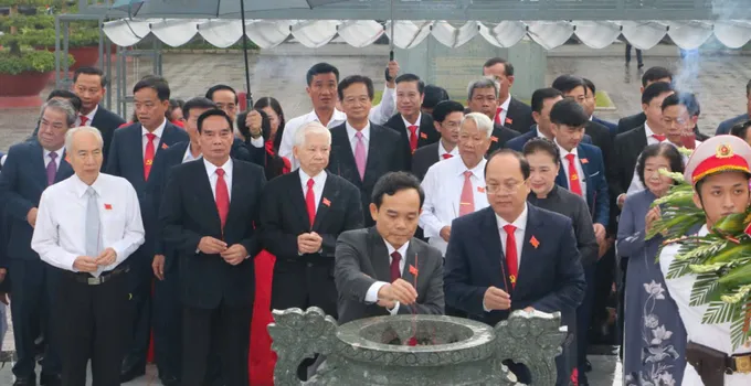 Trước giờ khai mạc đại hội, các đại biểu dâng hương tại Khu tưởng niệm Chủ tịch Hồ Chí Minh (phường An Xuyên, tỉnh Cà Mau). ẢNH: TẤN THÁI 3480842679280497254.jpg