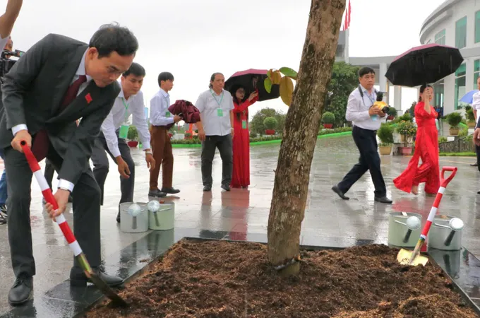 Đồng chí Trần Lưu Quang trồng cây lưu niệm tại Trung tâm hội nghị tỉnh Cà Mau. Ảnh: TẤN THÁI 3493158386483303700.jpg