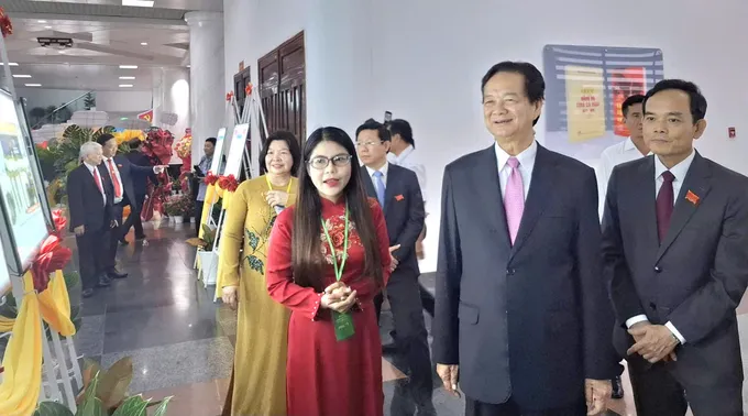 Các đại biểu tham quan không gian trưng bày tại đại hội. Ảnh: TẤN THÁI 70823b3a3118bc46e509.jpg