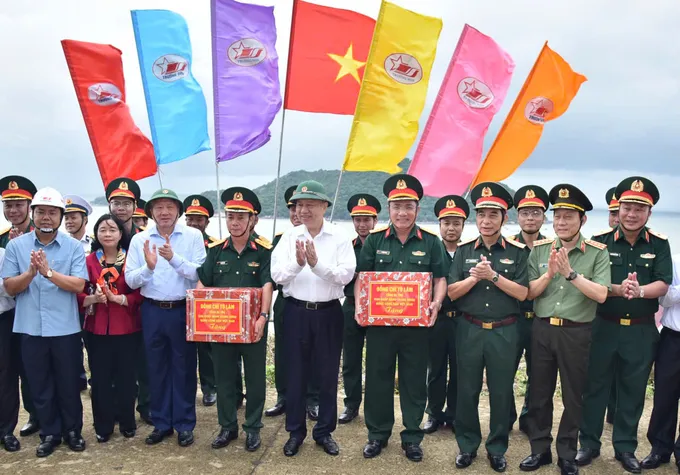 Tong Bi thu tang qua.jpg