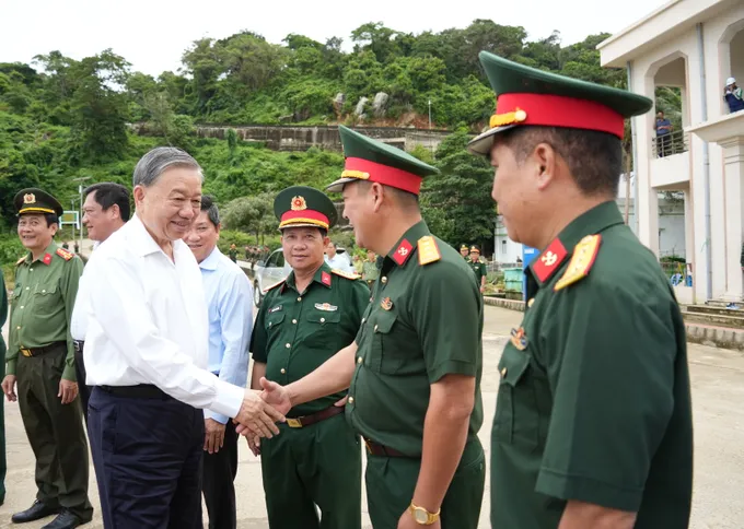 Tong bi thu tham luc luong tren dao.jpg