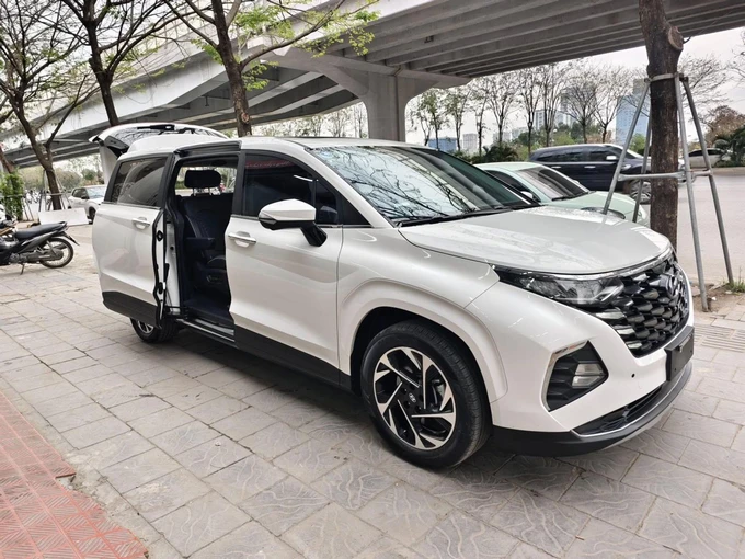 Custin có kiểu dáng trường xe, không gian rộng, cửa lùa, phù hợp cho cả doanh nhân và gia đình hyundai 3.png