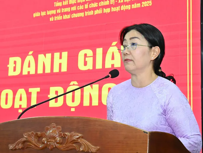 Đồng chí Nguyễn Thị Bạch Mai báo cáo hoạt động của Ban chỉ đạo năm 2024. Ảnh: VIỆT DŨNG z6373308655580_30b76372ffa45397eaefcab21ebe2733.jpg