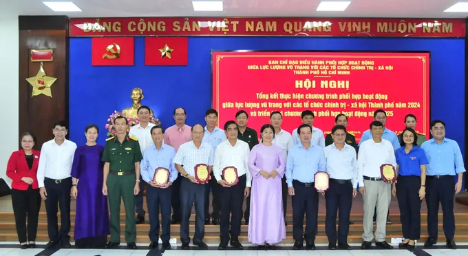 Các đại biểu chụp hình lưu niệm tại hội nghị. Ảnh: VIỆT DŨNG z6373751176207_e836d895023a75ab1067feae952dd20e.jpg