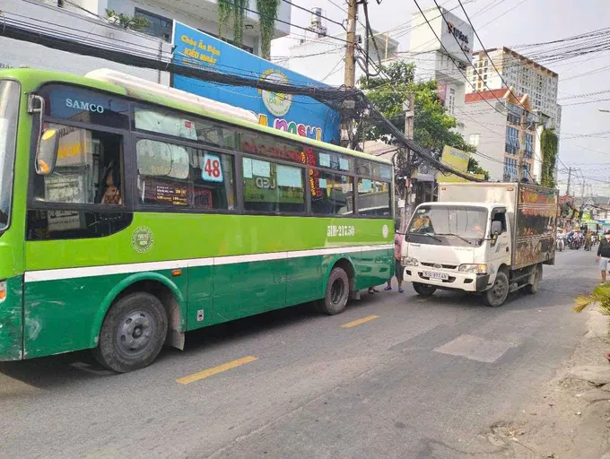 Dựng hiện trường vụ tài xế xe tải cầm dao rượt đánh tài xế xe buýt ở TPHCM