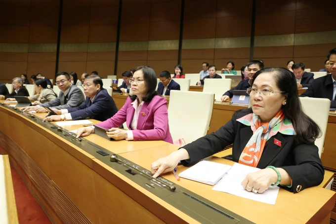 Các ĐB bấm nút biểu quyết thông qua Luật Tổ chức Chính phủ (sửa đổi), sáng 18-2. Ảnh: QUANG PHÚC 1.jpg