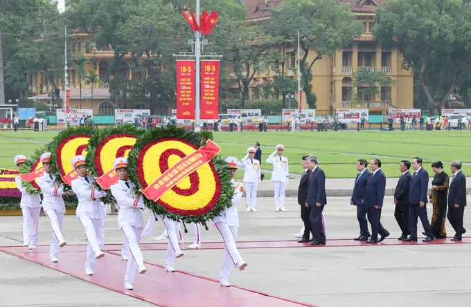 Lãnh đạo Đảng, Nhà nước vào Lăng viếng Chủ tịch Hồ Chí Minh. Ảnh: QUANG PHÚC 1.jpg