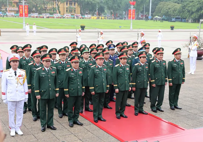Đoàn đại biểu Quân ủy Trung ương - Bộ Quốc phòng vào Lăng viếng Bác. Ảnh: QUANG PHÚC Đoàn đại biểu Quân ủy Trung ương - Bộ Quốc phòng vào Lăng viếng Bác. Ảnh: QUANG PHÚC