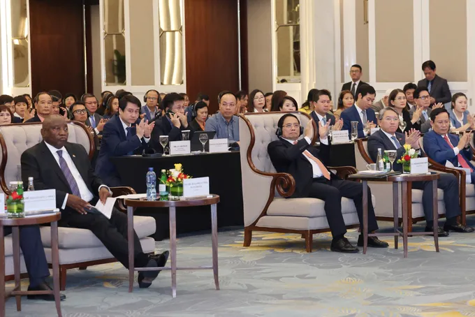 Thủ tướng Phạm Minh Chính và Tổng thống Nam Phi Matamela Cyril Ramaphosa cùng các đại biểu dự Diễn đàn doanh nghiệp Việt Nam - Nam Phi, chiều 24-10. Ảnh QUANG PHÚC Thủ tướng Phạm Minh Chính và Tổng thống Nam Phi Matamela Cyril Ramaphosa cùng các đại biểu dự Diễn đàn doanh nghiệp Việt Nam - Nam Phi, chiều 24-10. Ảnh QUANG PHÚC.jpg