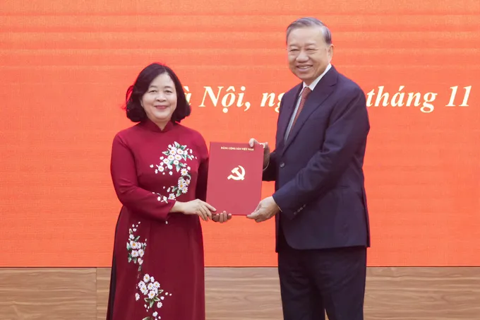 Tổng Bí thư Tô Lâm đã trao Quyết định của Bộ Chính trị cho đồng chí Bùi Thị Minh Hoài. Ảnh: VIẾT CHUNG