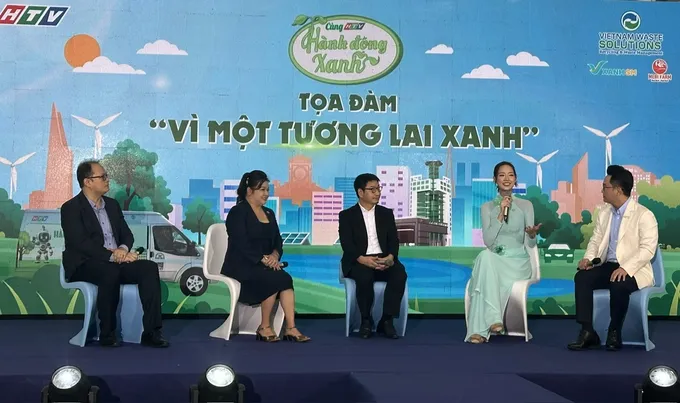 Các khách mới chia sẻ câu chuyện chuyển đổi xanh. Ảnh: THANH HIỀN moi-truong-h2.jpg