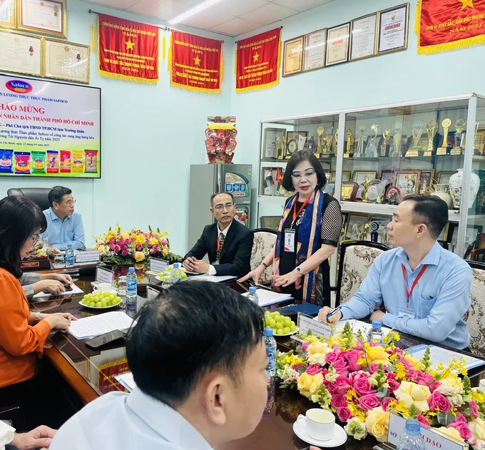 Bà Phạm Thị Thu Hồng, Tổng Giám đốc Safoco trao đổi thông tin với đoàn công tác Bà Thu Hồng.jpg