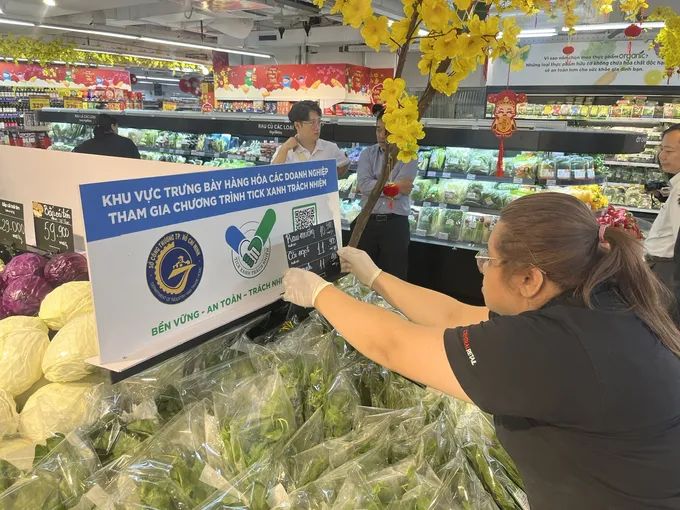 Khu vực trưng bày sản phẩm tham gia chương trình tick xanh trách nhiệm tại siêu thị Các sản phẩm tham gia chương trình tick xanh trách nhiệm được người tiêu dùng quan tâm.jpg