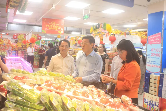 Phó Chủ tịch UBND TPHCM Nguyễn Văn Dũng khảo sát hàng tết tại Co.opmart Cống Quỳnh (quận 1, TPHCM) chiều 21-1 Hàng hóa tại Co.opmart Cống Quỳnh.jpg
