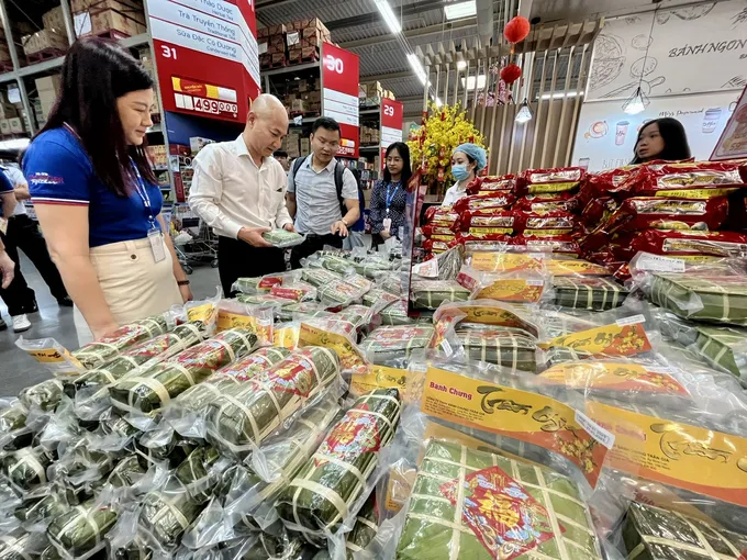 Ông Nguyễn Nguyên Phương, Phó Giám đốc Sở Công thương TPHCM cùng đoàn khảo sát hàng hóa tết tại siêu thị MM Mega Market An Phú (TP Thủ Đức, TPHCM) MM Mega.jpg