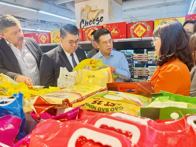 Nhiều mặt hàng bày bán tại siêu thị có giá tốt, cạnh tranh Mr Dũng khảo sát hàng tết tại Tops Market.jpg