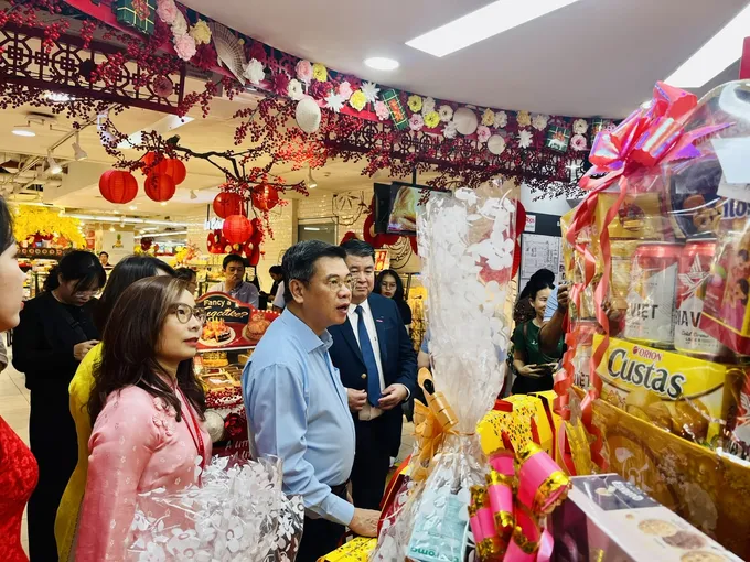 Phó Chủ tịch UBND TPHCM Nguyễn Văn Dũng khảo sát hàng tết tại Tops Market Thảo Điền (TP Thủ Đức) Mr Dũng Tops Market.jpg