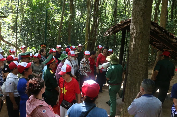 Du khách tham quan Củ Chi.jpg