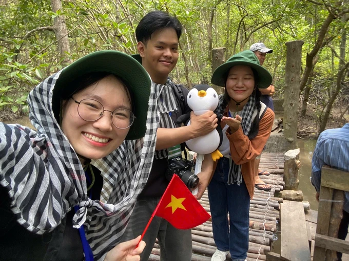 Du khách tại Cần giờ.jpg