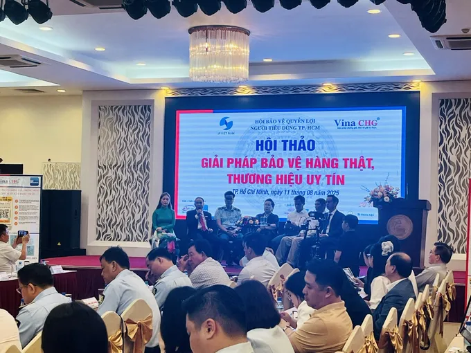 Các đại biểu tham dự và trao đổi thông tin tại hội thảo chiều 11-8 Đại biểu chia sẻ thông tin.jpg