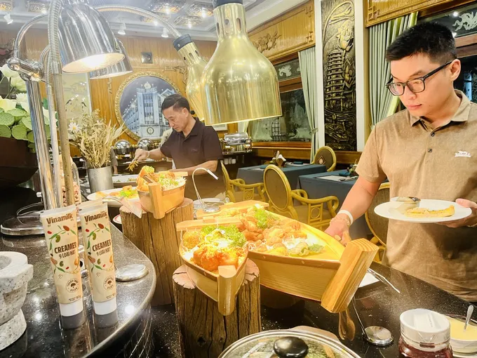 ẨM thuc chay Rex.jpg