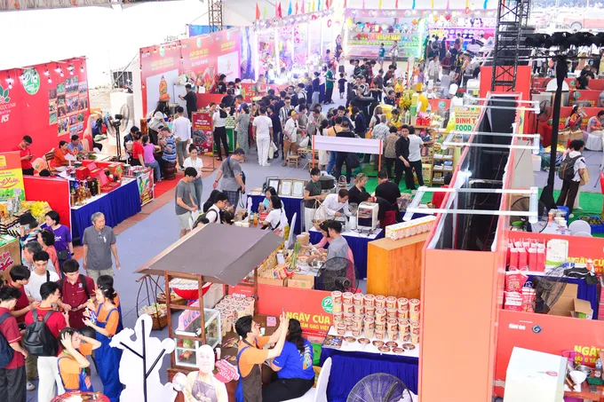 Toàn cành thực khách ăn Phở tại Ngày của Phở 2025 Ảnh QUANG ĐỊNH (1).jpg