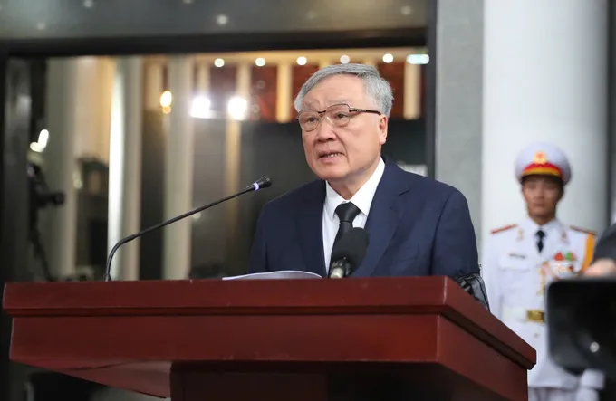 Phó Thủ tướng Thường trực Chính phủ Nguyễn Hòa Bình điều hành chương trình lễ tang. Ảnh: QUANG PHÚC Le vieng Tran Duc Luong 2.jpg