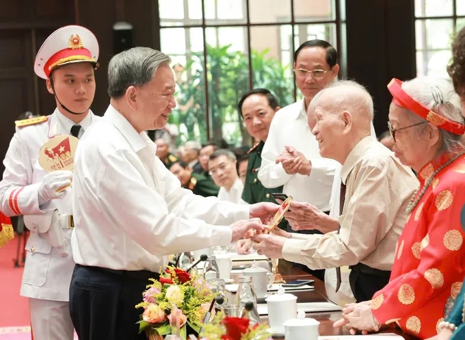 Tổng Bí thư Tô Lâm tặng quà lão thành cách mạng Nguyễn Hanh tại chương trình. Ảnh: QUANG PHÚC TBT phat bieu - trao qua 5.jpg