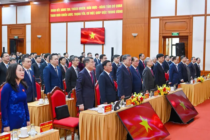 Tổng Bí thư Tô Lâm cùng các đại biểu thực hiện nghi lễ chào cờ tại đại hội. Ảnh: VIẾT CHUNG DH Dang bo Van phong TW 4.jpg